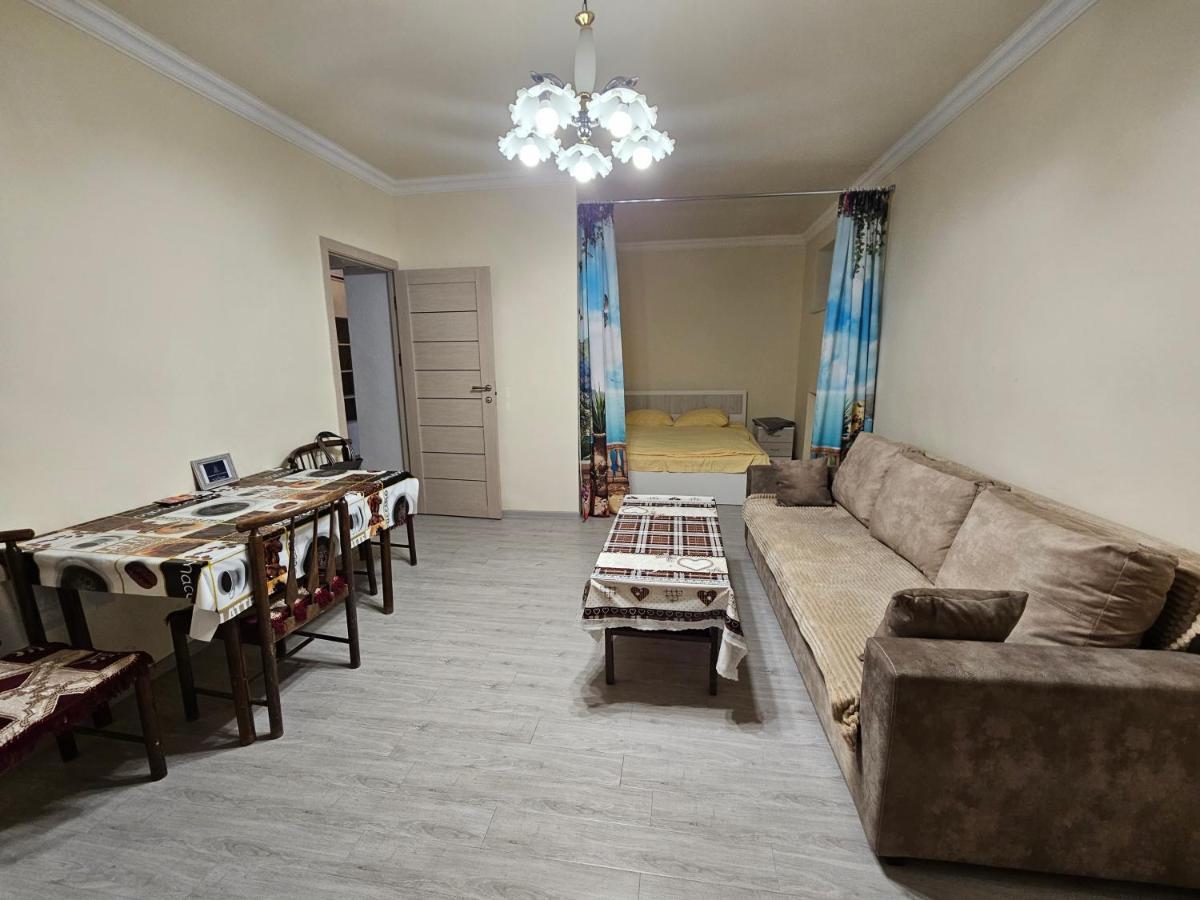 Sunny Apartment Close To Erebuni Mall Erevan Exterior foto